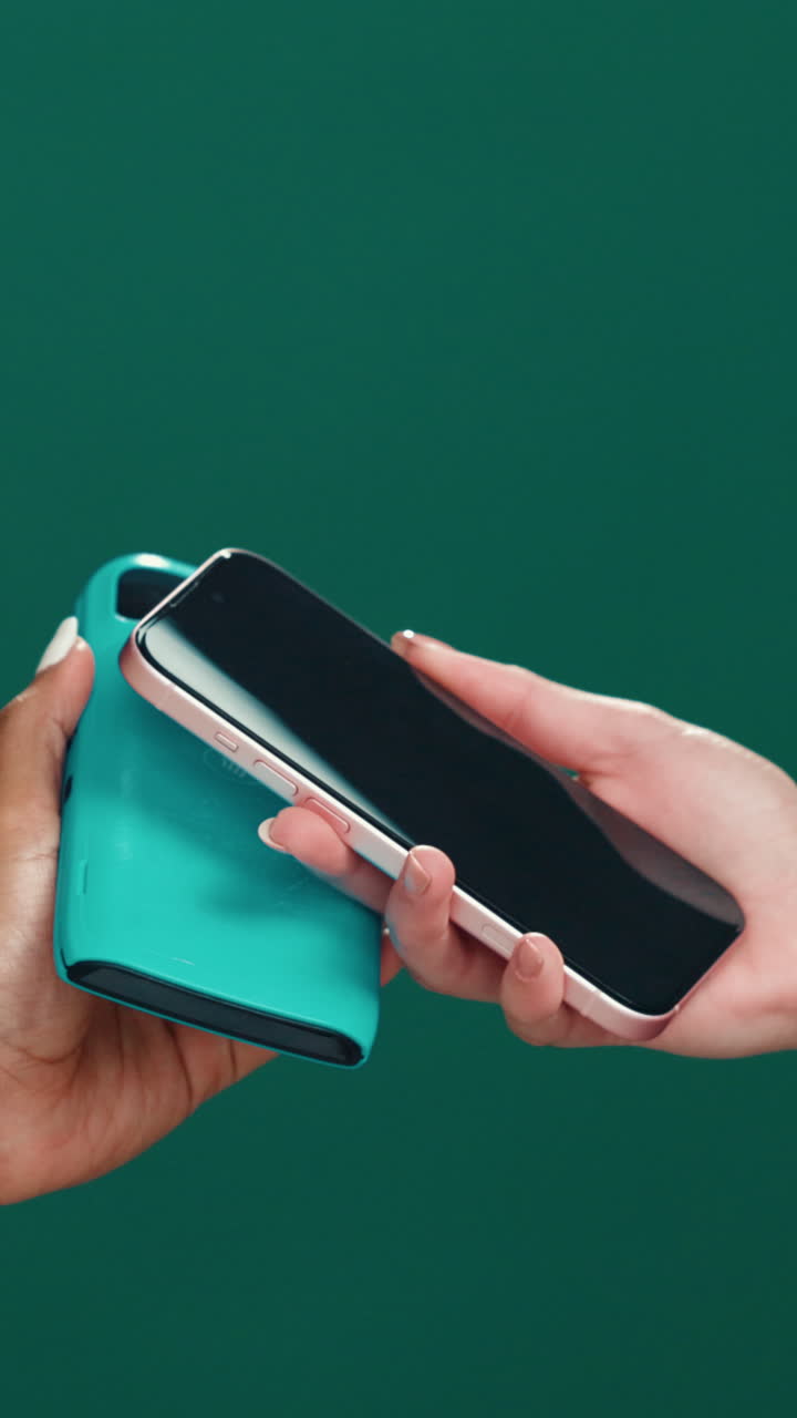 Mani che effettuano un pagamento contactless con smartphone su terminale POS