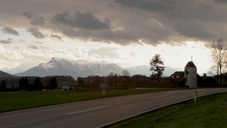 paseos en motocicleta por la carretera en alemania con un hermoso panorama de las montañas alpinas