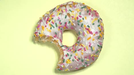 delicioso y dulce donut girando sobre un fondo de colores