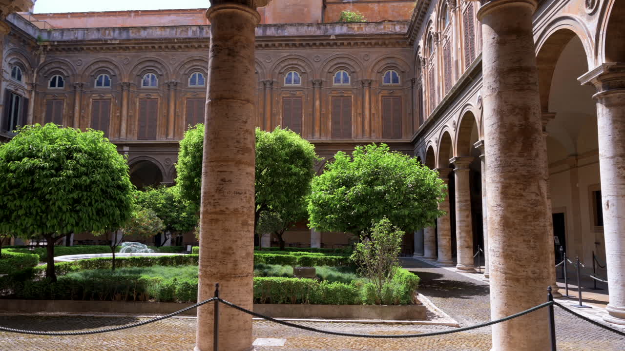 La Galleria Doria Pamphilj nel Palazzo Doria Pamphilj a Roma, Italia, in una giornata di sole
