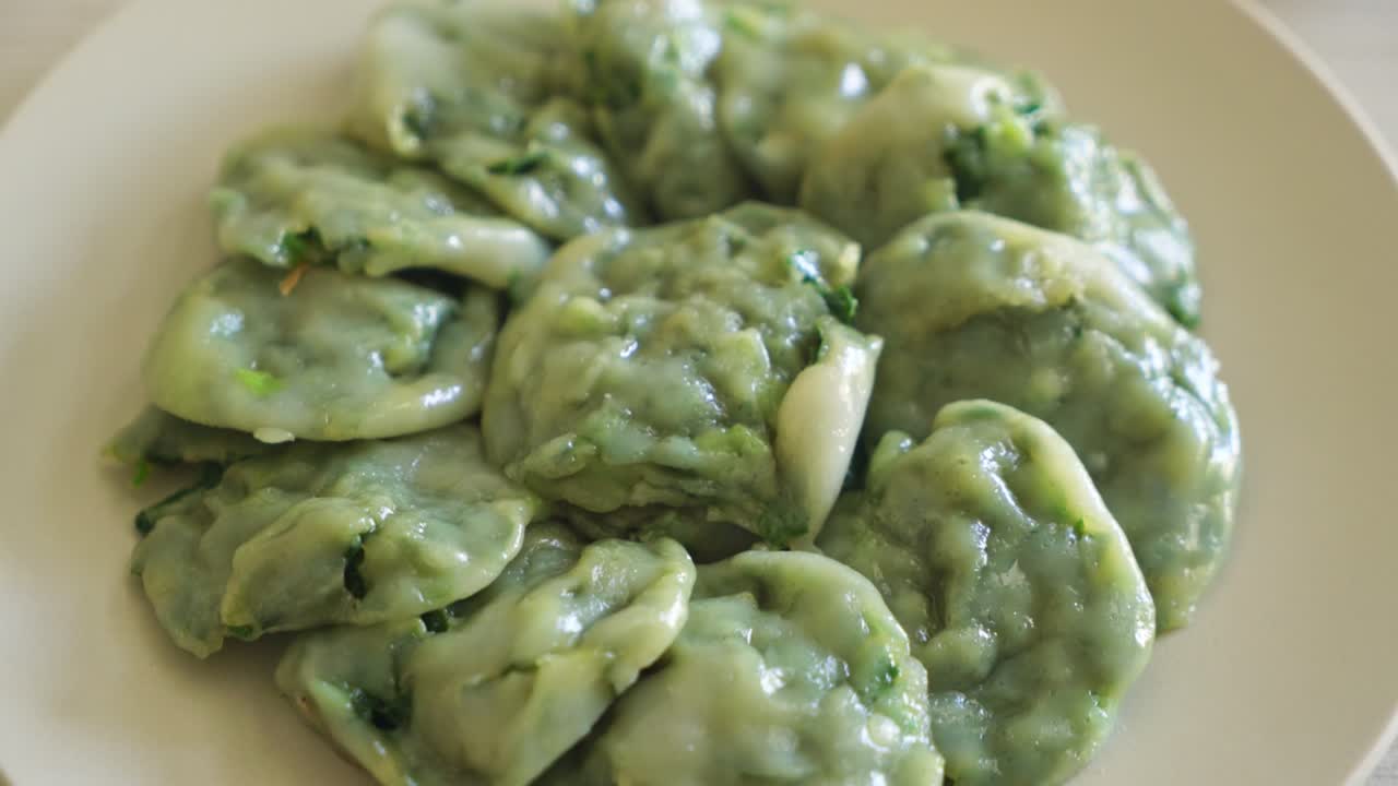 소스를 곁들인 찐 골파 만두 - 아시아 음식 스타일