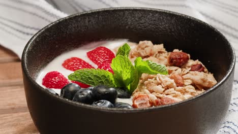 yoghurt parfait con granola, bayas y menta fresca