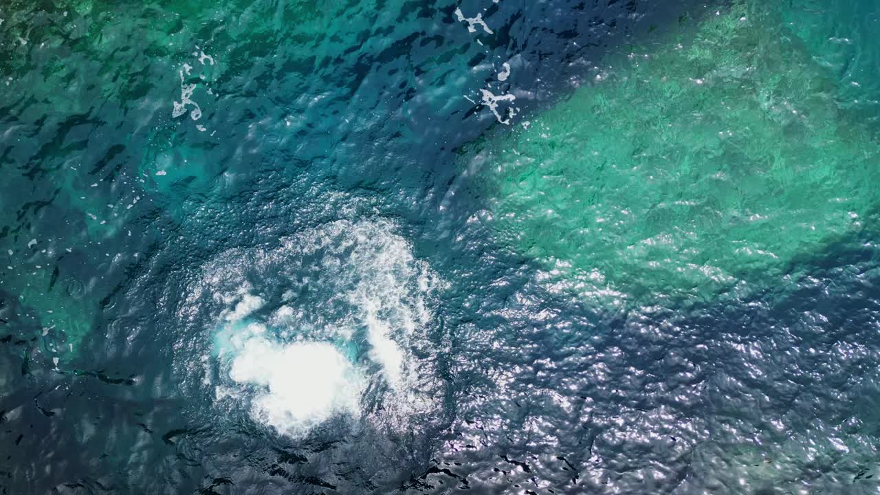 vista panorámica de un turista que se sumerge en el mar turquesa en catanduanes, filipinas