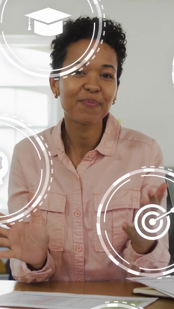 Vídeo vertical: Apresentador iniciando discurso na mesa, ícones sobrepostos aparecendo e ilustrando educação.