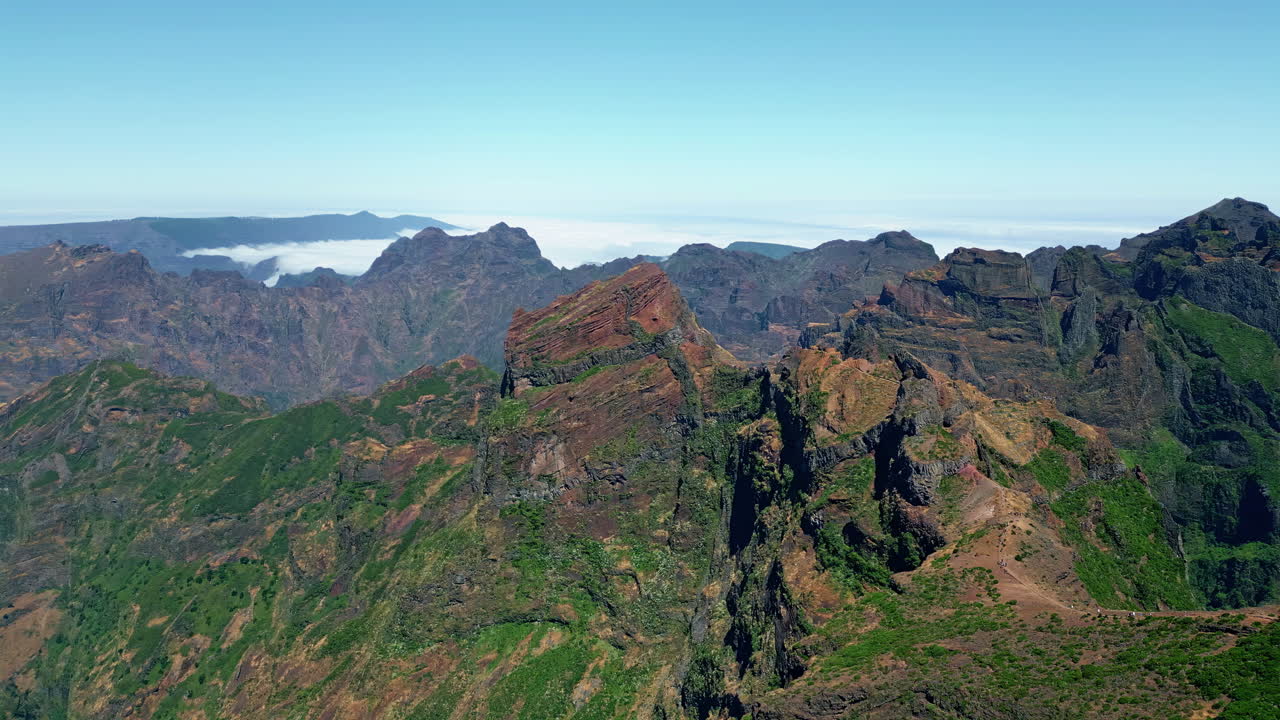 Ripide montagne rocciose aeree con vegetazione verde. Paesaggio di Madeira, cielo blu