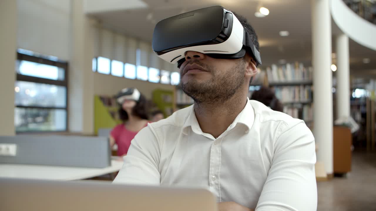 vista frontal del tipo enfocado con auriculares vr mirando alrededor