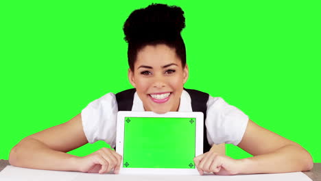 una mujer bonita mostrando una tableta con pantalla verde
