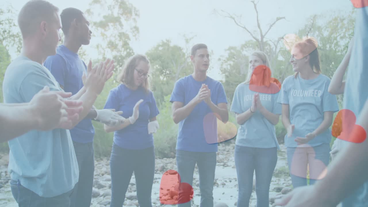 다양한 사람들이 숲을 청소하는 것에 대한 마음의 활성화