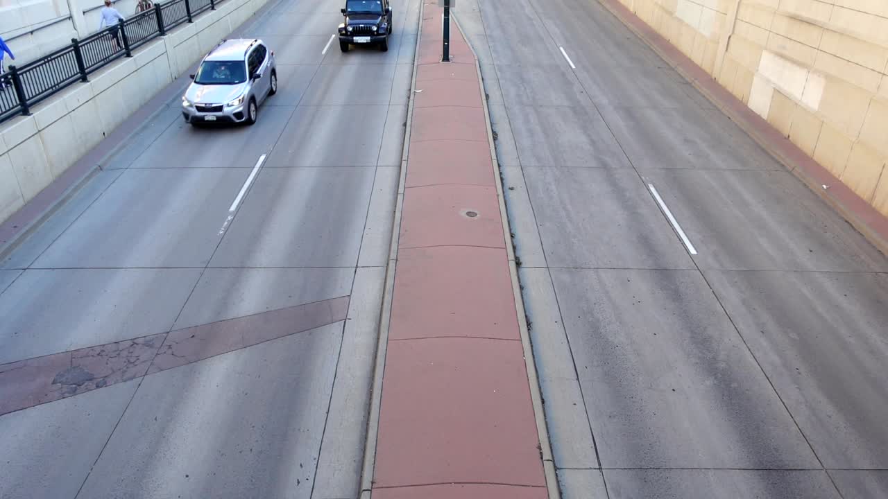 coches pasando por un paso subterráneo en denver, colorado.