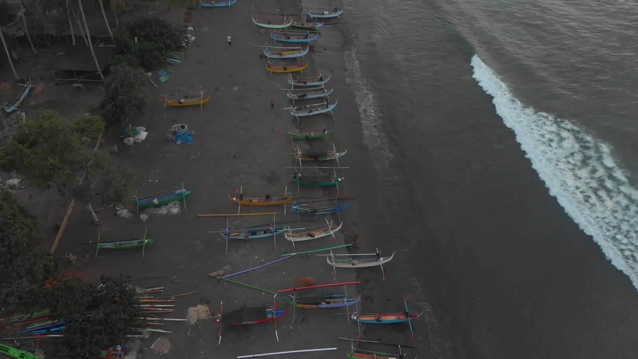 해가 지는 동안 발리의 메데위 해변에 있는  ⁇ 시 보트의 위에서 내려다보는 모습