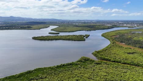 imágenes aéreas del lago y el paisaje circundante