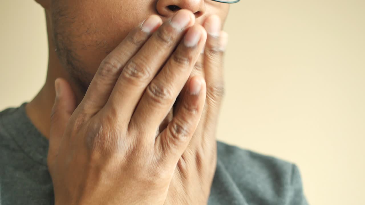 persona que tosía o cubría la boca