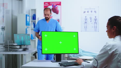 asistente del médico que da una imagen de rayos x