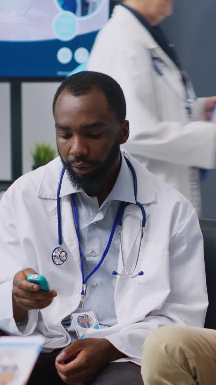 Vertical video: Doctor taking patient insulin level test