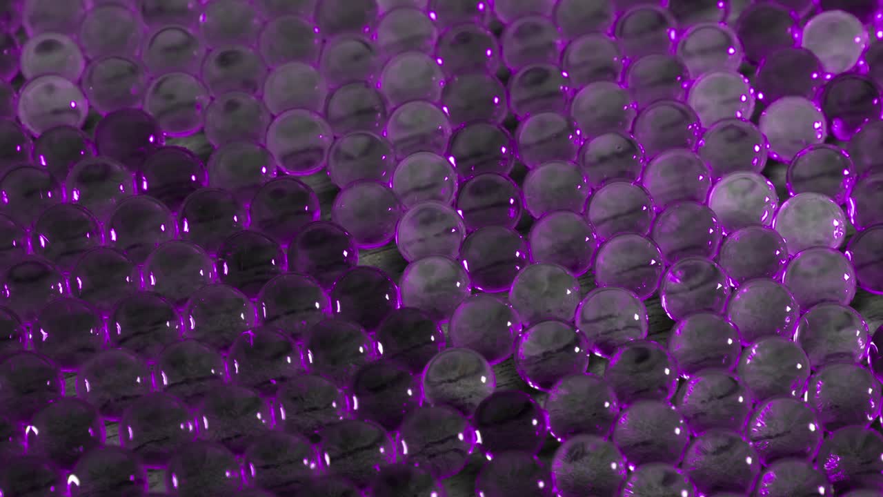 pequeñas bolas de vidrio cubren la superficie con luces intermitentes brillantes