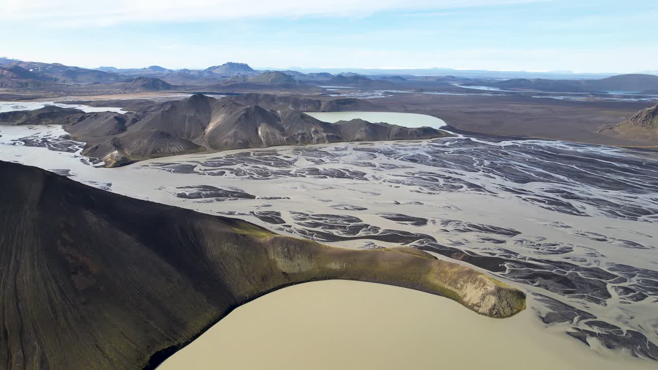 자연 속 의 그림 같은 강 입구
