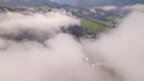 inclinado hacia abajo disparado desde majestuosas nubes sobre la hermosa ciudad de oxapampa, perú