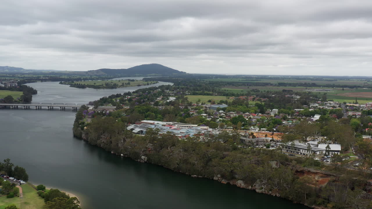 arial drone tiro tirando hacia atrás revelando más de nowra en un día tormentoso al lado del río shoalhaven, costa sur de nsw australia