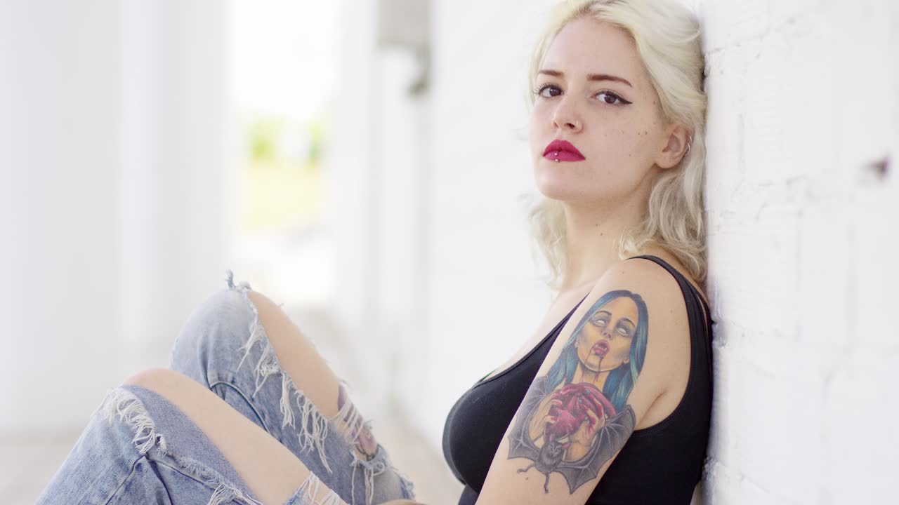 sexy joven sensual con un tatuaje de vampiro