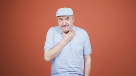 un anciano con dolor de garganta.
