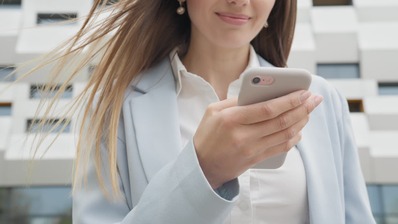 Giovane donna affascinante ed elegante che usa un'applicazione di social media sullo smartphone per ricevere messaggi di testo.