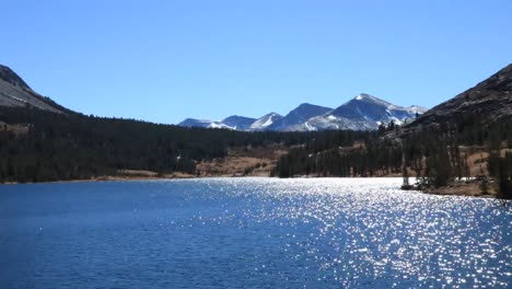 Schöne-Natur-Norwegen-Naturlandschaft-See-Fliegt-Am-Sonnigen-Tag-über-Die-Wolken