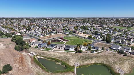 evans colorado 2023 suburbios sobrevuelo con aire fresco y limpio y cielos azules épicos