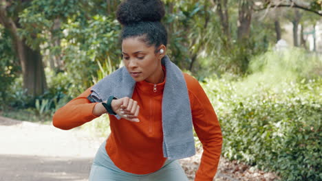 Woman-checking-her-pulse-with-a-smart-watch