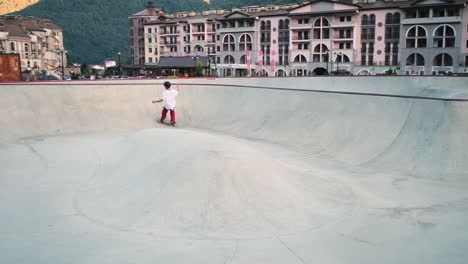 patinaje en un parque de patinaje con vistas a las montañas