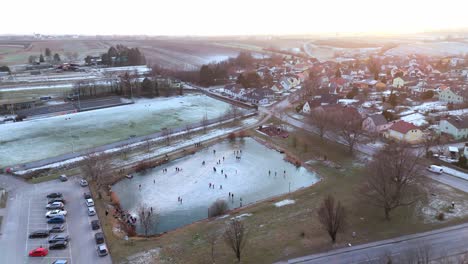 Lago-Congelado-Con-Gente-Patinando-Sobre-Hielo---Toma-Aérea-De-Drones