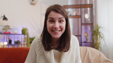 Punto-De-Vista-De-Una-Mujer-En-Casa-Mirando-La-Cámara-Haciendo-Una-Videoconferencia-Con-Amigos-O-Familiares