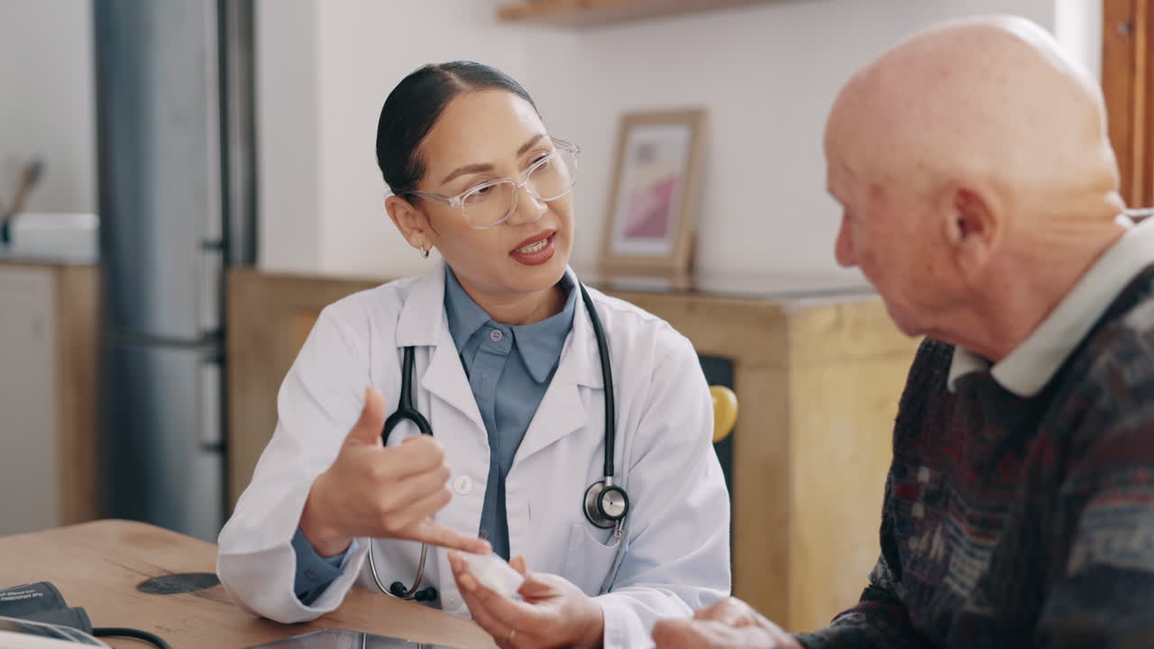 女性医師および相談する高齢患者