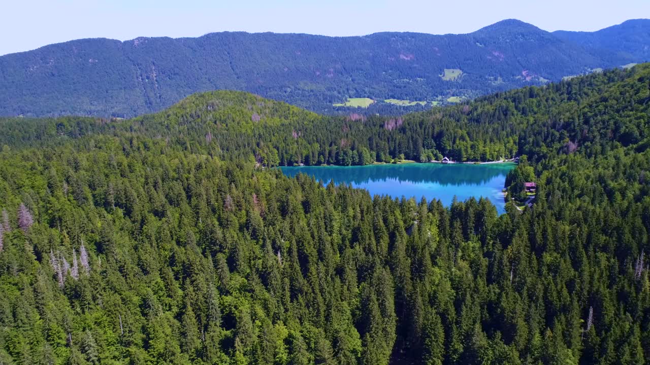 lago de fusine superior, alpes italianos. vuelos aéreos de aviones no tripulados.