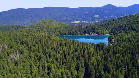 lago de fusine superior, alpes italianos. vuelos aéreos de aviones no tripulados.