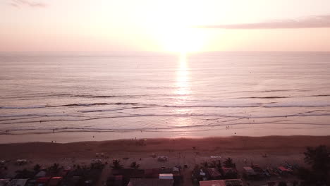 Dramatischer-Sonnenuntergang,-Beleuchtet-Durch-Ruhiges-Wasser-Am-Strand-In-Olon,-Ecuador