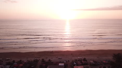 espectacular puesta de sol iluminada a través de aguas tranquilas frente a la playa en olon, ecuador