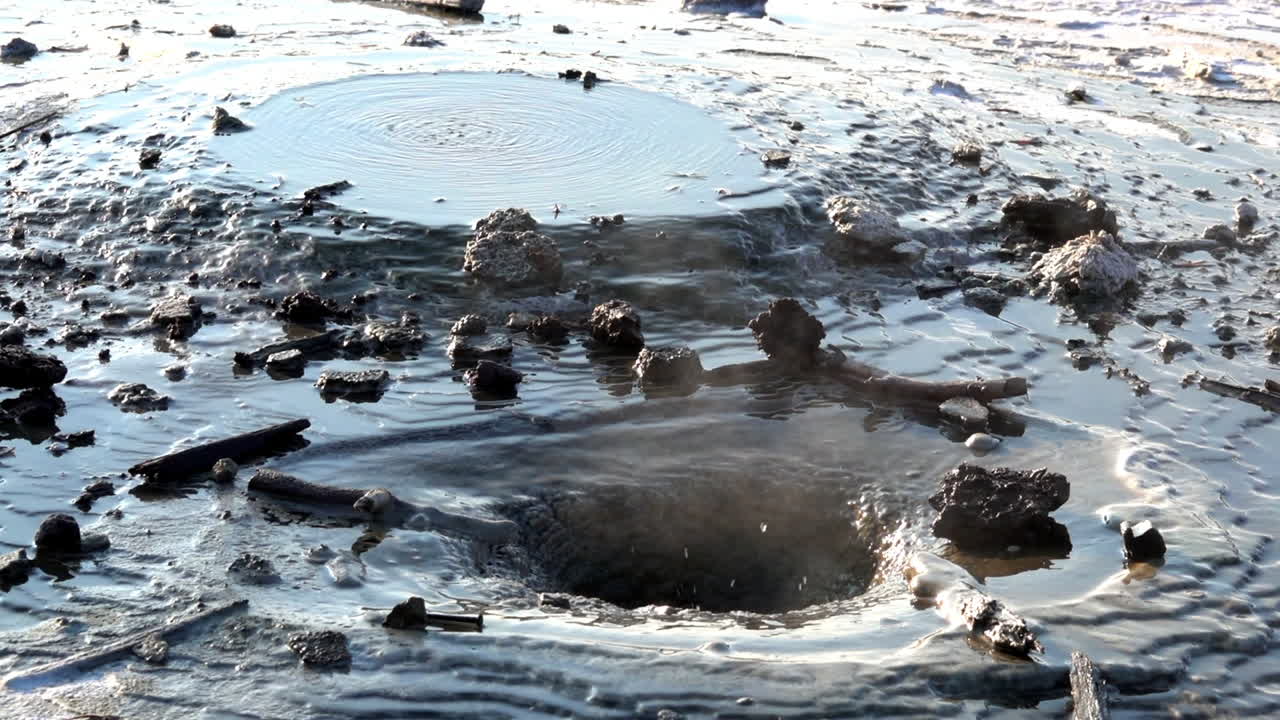 L'acqua sgorga da una sorgente termale geotermica.