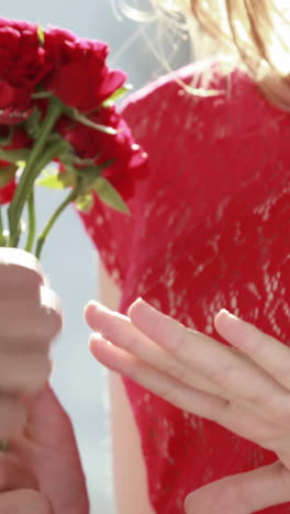 꽃 과 약혼 반지 를 선물 하는 남자
