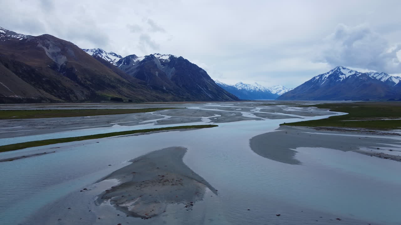 godley river와 lake tekapo 주변의 드론
