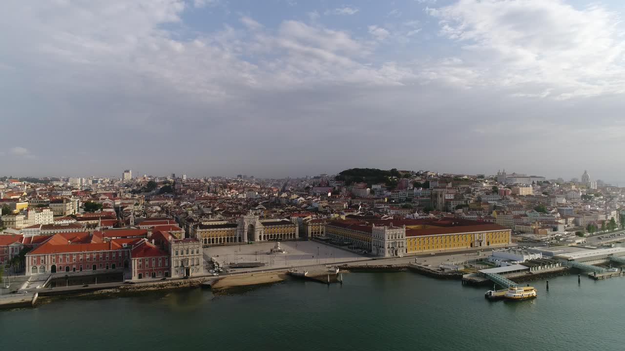 La splendida città di Lisbona e il fiume Tago, Portogallo, vista aerea