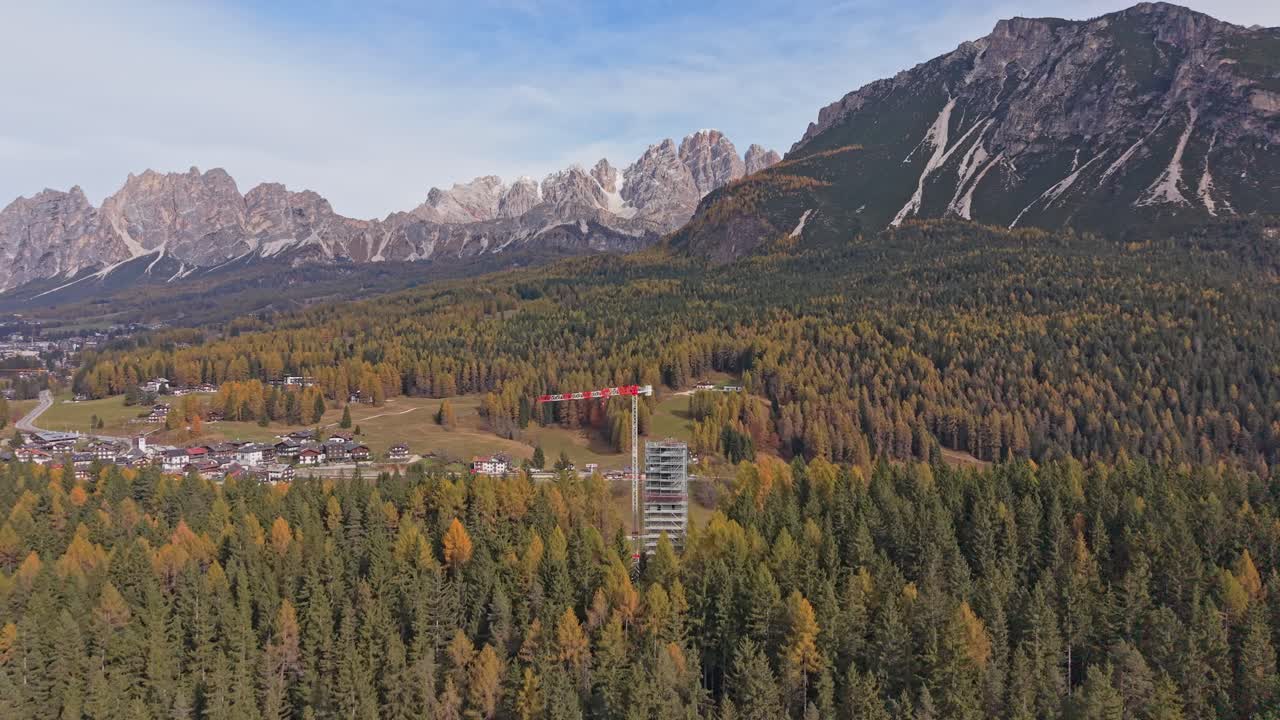 Byggeplads for skihop med kran i Cortina d’Ampezzo, efterår, Italien