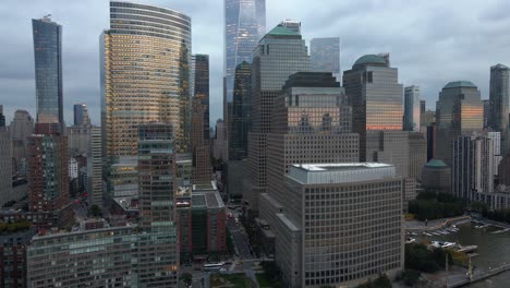 vista aérea de los rascacielos en la ciudad de tribeca y battery park, nueva york - seguimiento, disparo de drones