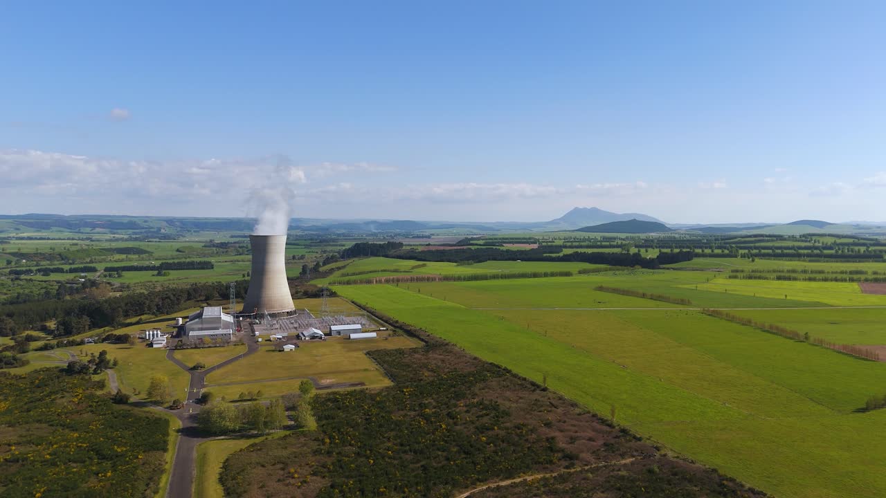 Vapore che fuoriesce dall'iconica centrale geotermica di Ohaaki, campagna di Waikato. Drone.
