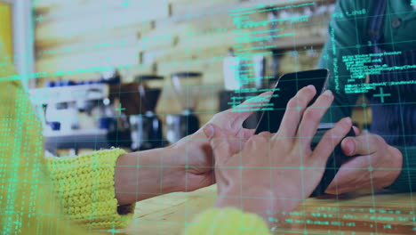 animación del procesamiento de datos sobre una mujer caucásica pagando con un teléfono inteligente
