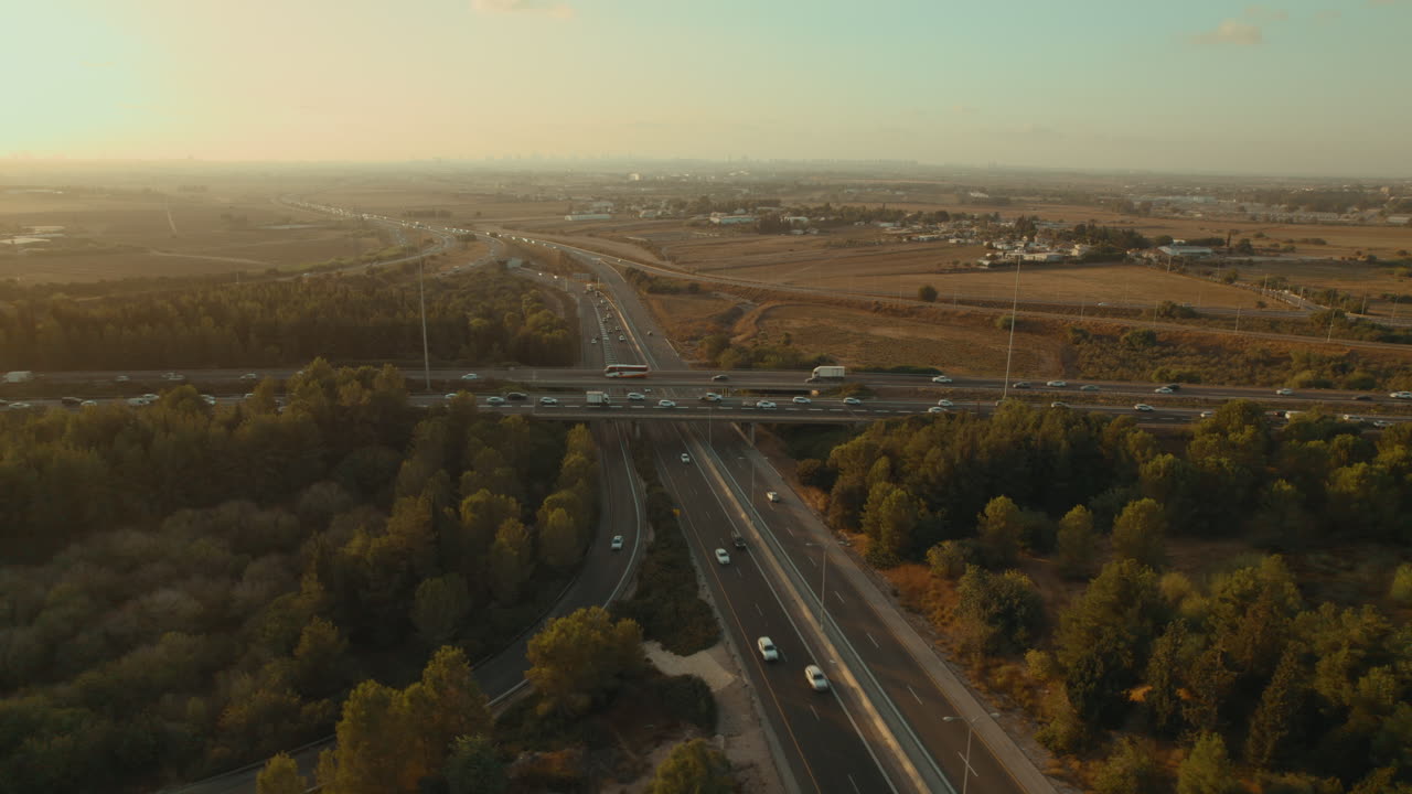 일몰이 있는 숲에 위치한 주요 교차로 주변의 조감도