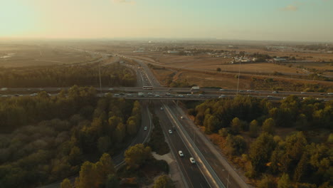 vista aérea alrededor de un cruce principal ubicado en un bosque al atardecer