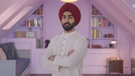 retrato de un hombre indio sikh confiado de pie con las manos cruzadas