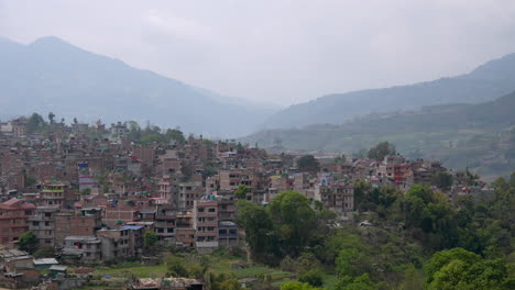 Ein-Schwenkblick-Auf-Die-Kleine-Stadt-Bungamati,-Eingebettet-In-Den-Ausläufern-Des-Himalaya-In-Nepal