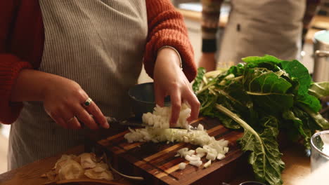 mujer cortando cebollas en la cocina