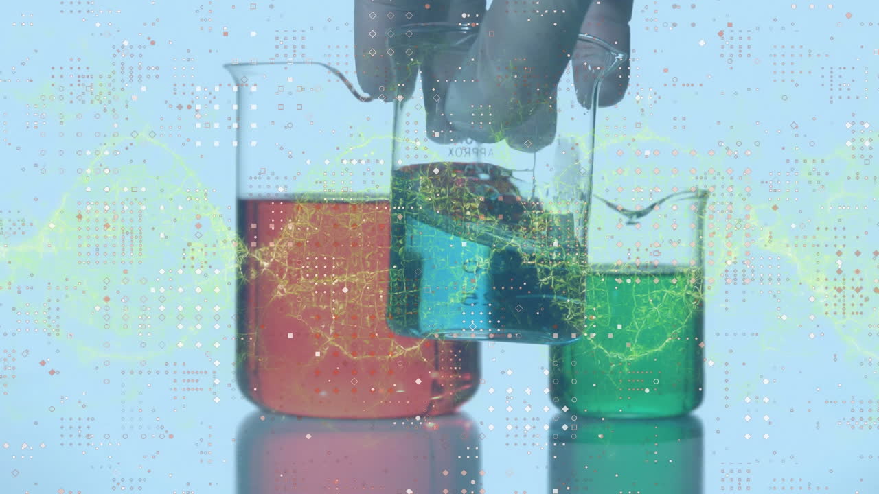 animación de un cerebro humano girando sobre un científico masculino usando una computadora